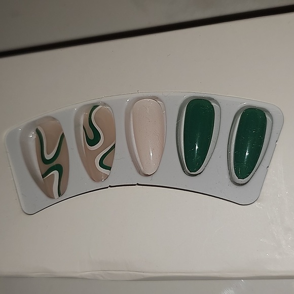 24pc Glue on Nails - Picture 2 of 3